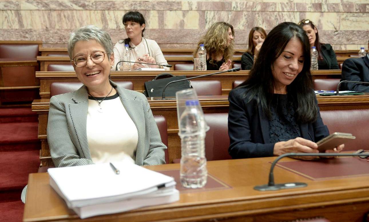 Η Νικολέτα Παϊσίδου αριστερά) πρόεδρος της Ανεξάρτητης Αρχής Αξιολόγησης της Ανώτατης Εκπαίδευσης, την Πέμπτη στη Βουλή, πριν από την «εξέταση» του Κώστα Γαβρόγλου... φωτό: INTIMEnews)