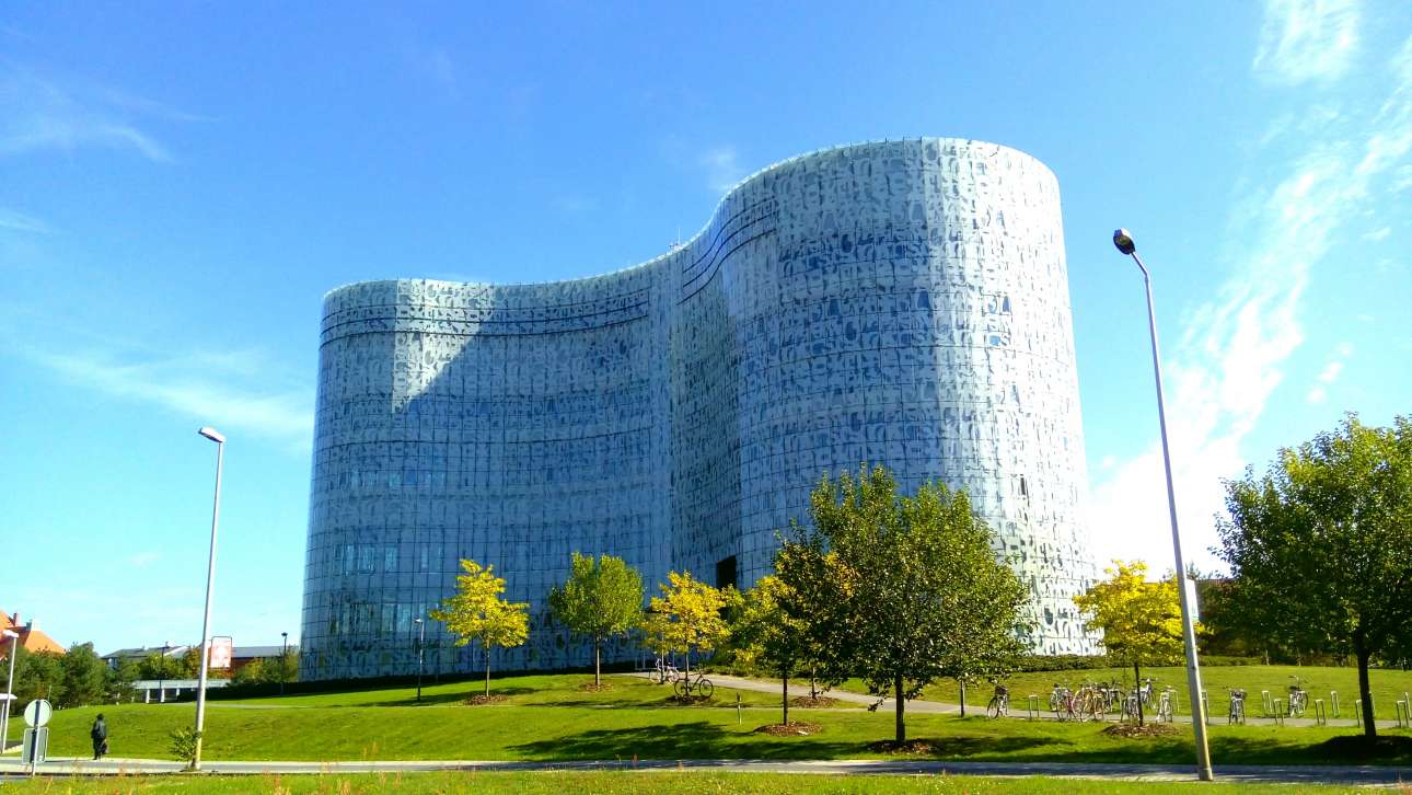 Βιβλιοθήκη του Πανεπιστημίου Τεχνολογίας του Βραδεμβούργου (Universitätsbibliothek Cottbus–Senftenberg), Κότμπους, Γερμανία. Είναι η καρδιά του Πολυτεχνείου του Βραδεμβούργου που ιδρύθηκε το 1991, ένα χρόνο μετά τη γερμανική επανένωση, και έχει αναζωογονήσει την ανατολικογερμανική πόλη Κότμπους. Η νέα βιβλιοθήκη χτίστηκε το 2004 και είναι ένας σύγχρονος Πύργος της Βαβέλ, διακοσμημένος με γράμματα από διάφορες γλώσσες