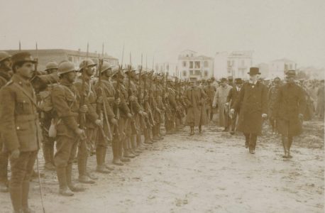 Venizelos_reviewing_a_Greek_regiment_before_it_marches_out_of_Salonica_to_meet_the_Bulgars_1