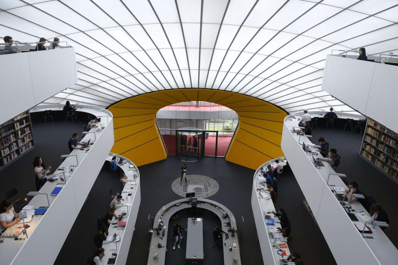 Φιλολογική Βιβλιοθήκη, (Philologische Bibliothek der Freien Universität Berlin), Ελεύθερο Πανεπιστήμιο του Βερολίνου, Γερμανία. Χτισμένη το 2005, η βιβλιοθήκη που σχεδίασε ο Νόρμαν Φόστερ μιμείται το περίγραμμα ενός ανθρώπινου κρανίου, γι’ αυτό και έγινε γνωστή ως «The Berlin Brain» (Ο Εγκέφαλος του Βερολίνου). «Αυτό το κτίριο συνεργάζεται με τον έξω κόσμο», δήλωσε ο βρετανός αρχιτέκτονας, τονίζοντας την οικολογική του προσέγγιση