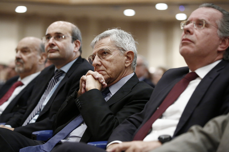 Ο βουλευτής της ΝΔ Κωστής Χατζηδάκης (2ος Α), ο πρώην υπουργός Τάσος Γιαννίτσης (Κ) και ο βουλευτής της ΝΔ Γιώργος Κουμουτσάκος (Δ) στην εκδήλωσηΑΠΕ-ΜΠΕ/ΓΙΑΝΝΗΣ ΚΟΛΕΣΙΔΗΣ