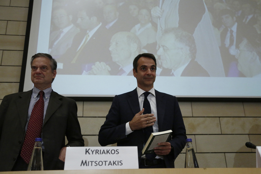 Ο πρόεδρος της ΝΔ Κυριάκος Μητσοτάκης (Δ) παρευρίσκεται σε εκδήλωση του Harvard Business School Club of Greece με τίτλο: «Η Ευρώπη στον απόηχο των γερμανικών εκλογών», στο Μέγαρο Καρατζά της Εθνικής Τράπεζας, στην Αθήνα, Δευτέρα 2 Οκτωβρίου 2017. ΑΠΕ-ΜΠΕ/ΑΠΕ-ΜΠΕ/ΓΙΑΝΝΗΣ ΚΟΛΕΣΙΔΗΣ