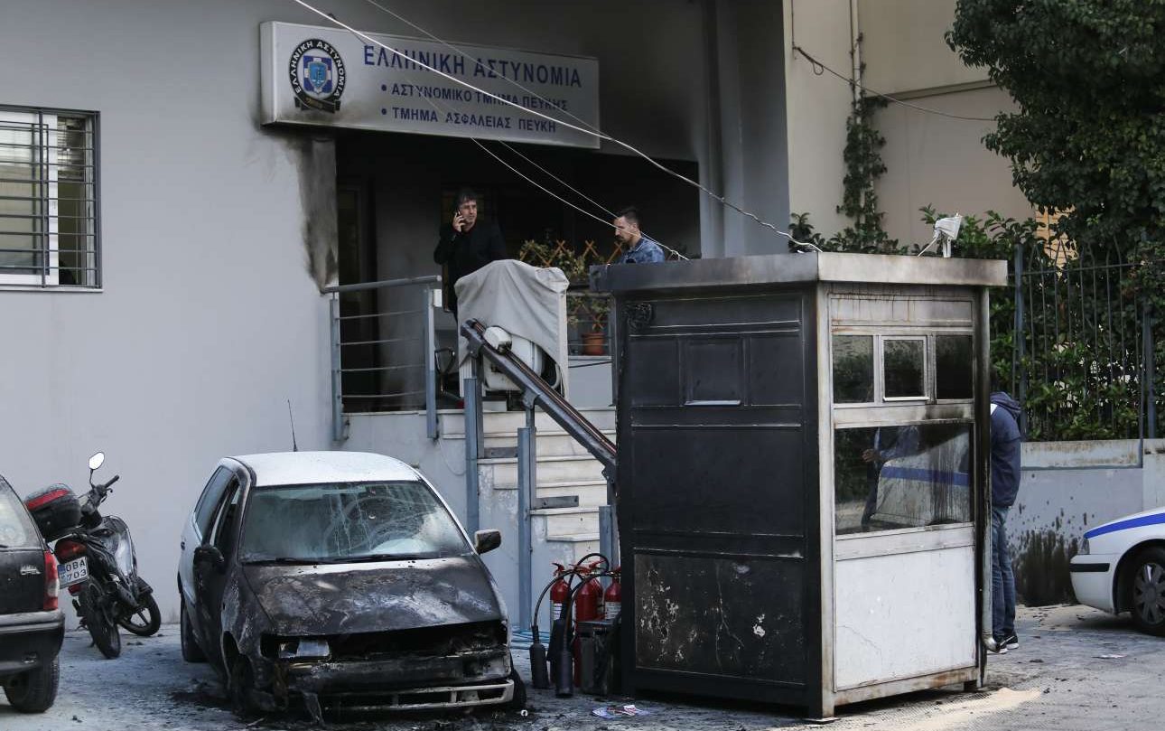 Με εμφανή τα σημάδια από την επίθεση με μολότοφ η είσοδος του Α.Τ. Πεύκης φωτό: INTIMEnews)