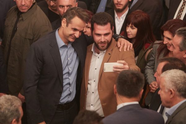 Ο πρόεδρος της Νέας Δημοκρατίας Κυριάκος Μητσοτάκης (Α), φωτογρφίζεται με παρευρισκόμενο στίς εργασίες του 3ου Προσυνέδριου του κόμματος της Νέας Δημοκρατίας, στη συνεδρίαση με θέμα «H επόμενη μέρα για την κοινωνική ασφάλιση», στα Ιωάννινα, την Τετάρτη 1 Νοεμβρίου 2017. ΑΠΕ ΜΠΕ/ΓΡΑΦΕΙΟ ΤΥΠΟΥ ΝΔ/ΔΗΜΗΤΡΗΣ ΠΑΠΑΜΗΤΣΟΣ