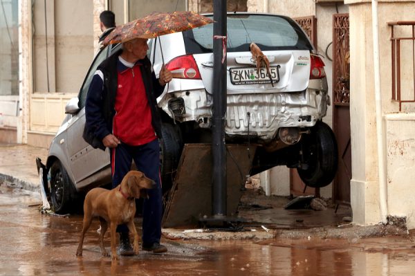 Κατεστραμμένα οχήματα στο κέντρο της Μάνδρας, Αττικής, Πέμπτη 16 Νοεμβρίου 2017, μετά τις καταρρακτώδεις βροχές που έπληξαν χθες την περιοχή. Τους 15 έχουν φτάσει οι νεκροί και έξι ακόμα άνθρωποι αγνοούνται ενώ μεγάλες είναι οι καταστροφές σε σπίτια, καταστήματα και περιουσίες από τις χθεσινές πλημμύρες στη Μάνδρα, τα Μέγαρα και τη Νέα Πέραμο στην Αττική. ΑΠΕ-ΜΠΕ/ΑΠΕ-ΜΠΕ/ΣΥΜΕΛΑ ΠΑΝΤΖΑΡΤΖΗ
