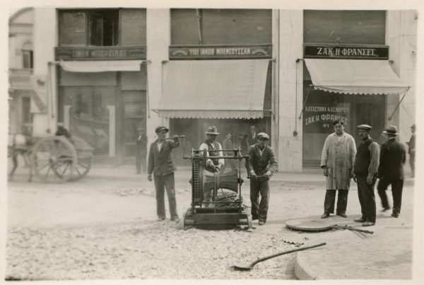 Καταστήματα που πωλούν κασμίρια και μαντίλια στη Θεσσαλονίκη, το 1932 (αρχείο Α. Λαπούρτα)