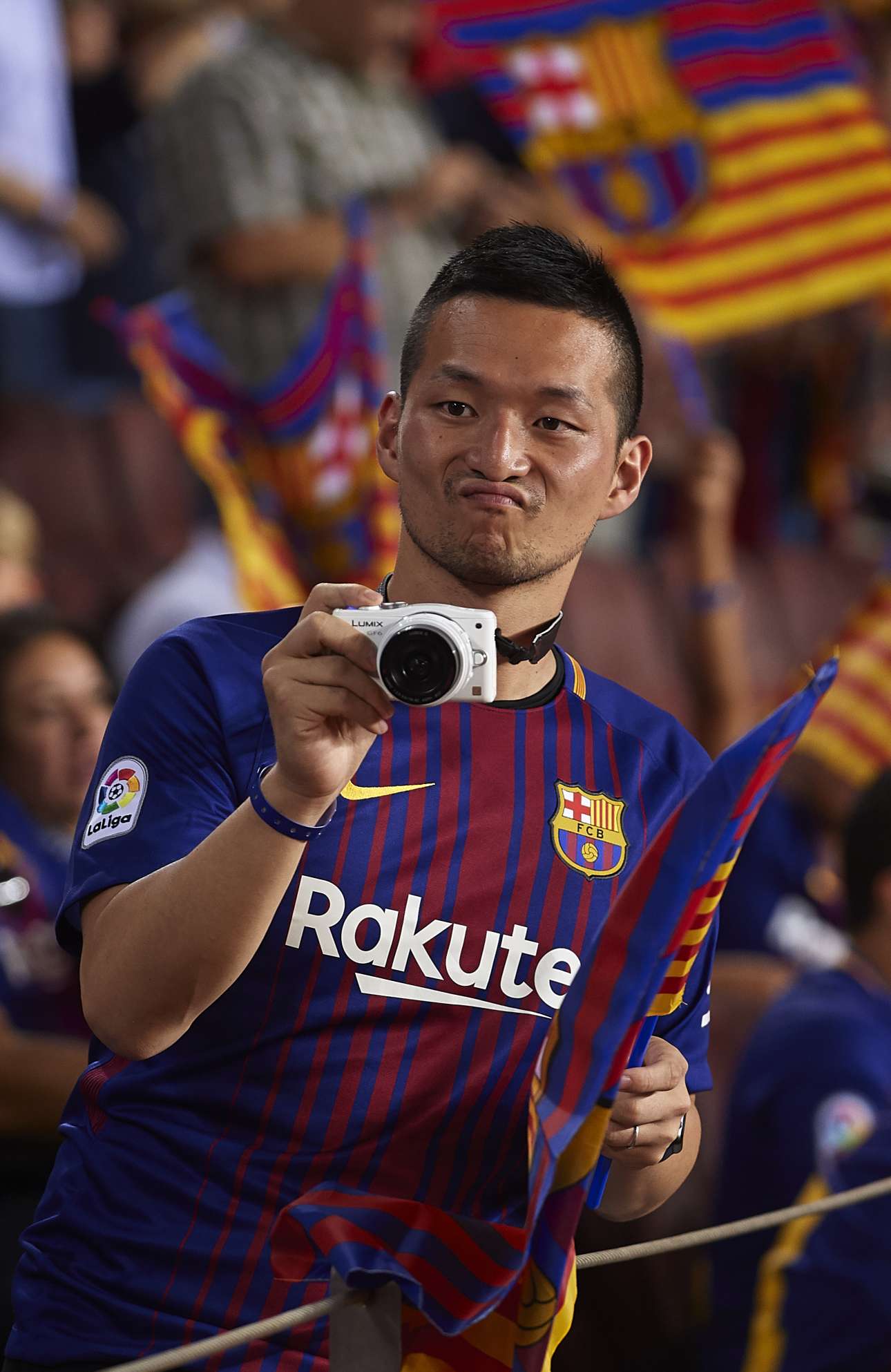 Ασιάτης οπαδός της Μπαρτσελόνα στο Καμπ Νου, για το πρώτο παιχνίδι απέναντι στη Ρεάλ για το Σούπερκαπ Ισπανίας (φωτό: Manuel Queimadelos Alonso/ Getty Images/ Ideal Images)