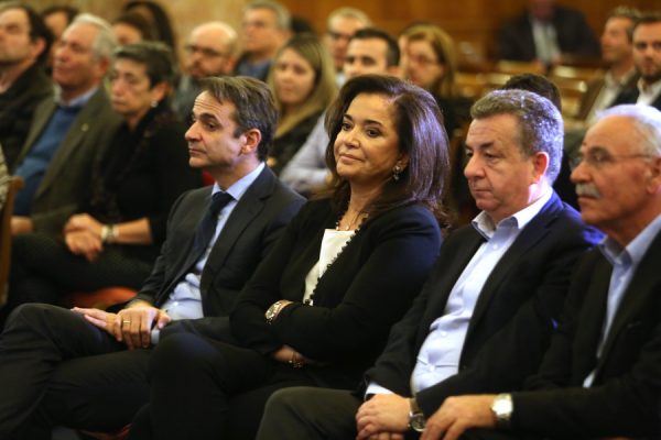 Ï ðñüåäñïò ôçò ÍÄ ÊõñéÜêïò ÌçôóïôÜêçò (A), ç áäåñöÞ ôïõ, âïõëåõôÞò ÍÄ, Íôüñá ÌðáêïãéÜííç (2-A) êáé ï ðåñéöåñåéÜñ÷çò ÊñÞôçò Óôáýñïò ÁñíáïõôÜêçò (3-Á) ðáñáêïëïõèïýí ôç óçìåñéíÞ óõíÝíôåõîç ôýðïõ ôïõ Éäñýìáôïò Êùíóôáíôßíïõ ÌçôóïôÜêç ìå èÝìá: " Ç áíáãÝííçóç ôùí Ëåõêþí ÏñÝùí: ðñáãìáôïðïéþíôáò ôçí ôåëåõôáßá åðéèõìßá ôïõ Êùí. ÌçôóïôÜêç", óôçõí áßèïõóá äéáëÝîåùí ôçò Áñ÷áéïëïãéêÞò Åôáéñåßáò, Ôñßôç 5 Äåêåìâñßïõ 2017. ÁÐÅ - ÌÐÅ/ÁÐÅ - ÌÐÅ/ÁëÝîáíäñïò ÌðåëôÝò