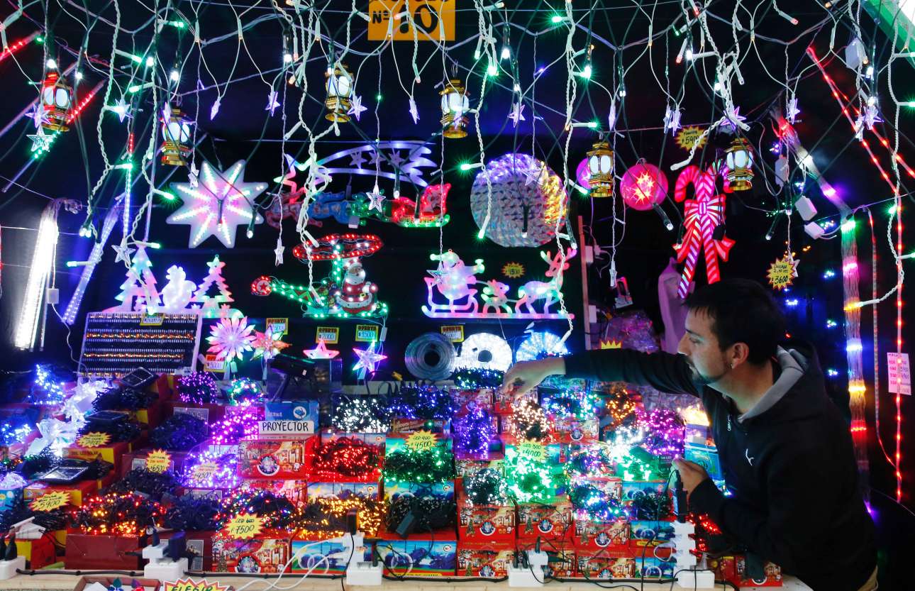 Φωτάκια όλων των ειδών και σχεδίων προς πώληση, σε κατάστημα του Βαλπαραΐσο στη Χιλή