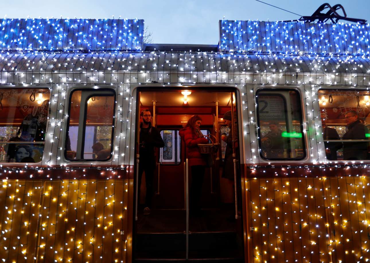 Στη Βουδαπέστη ο χριστουγεννιάτικος φωτισμός δεν σταματάει ούτε στα τραμ