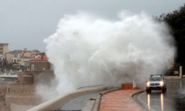 Οι άνεμοι σηκώνουν τεράστια κύματα στη Μασσαλία (REUTERS/Jean-Paul Pelissier)