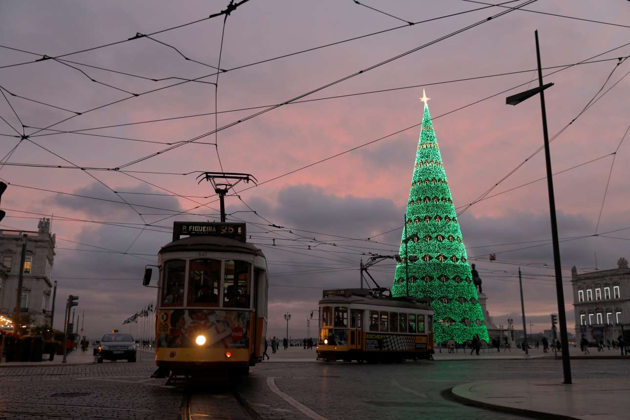Δειλινό, χριστουγεννιάτικο δέντρο και τραμ, σε μία πανέμορφη εικόνα από τη Λισαβόνα της Πορτογαλίας