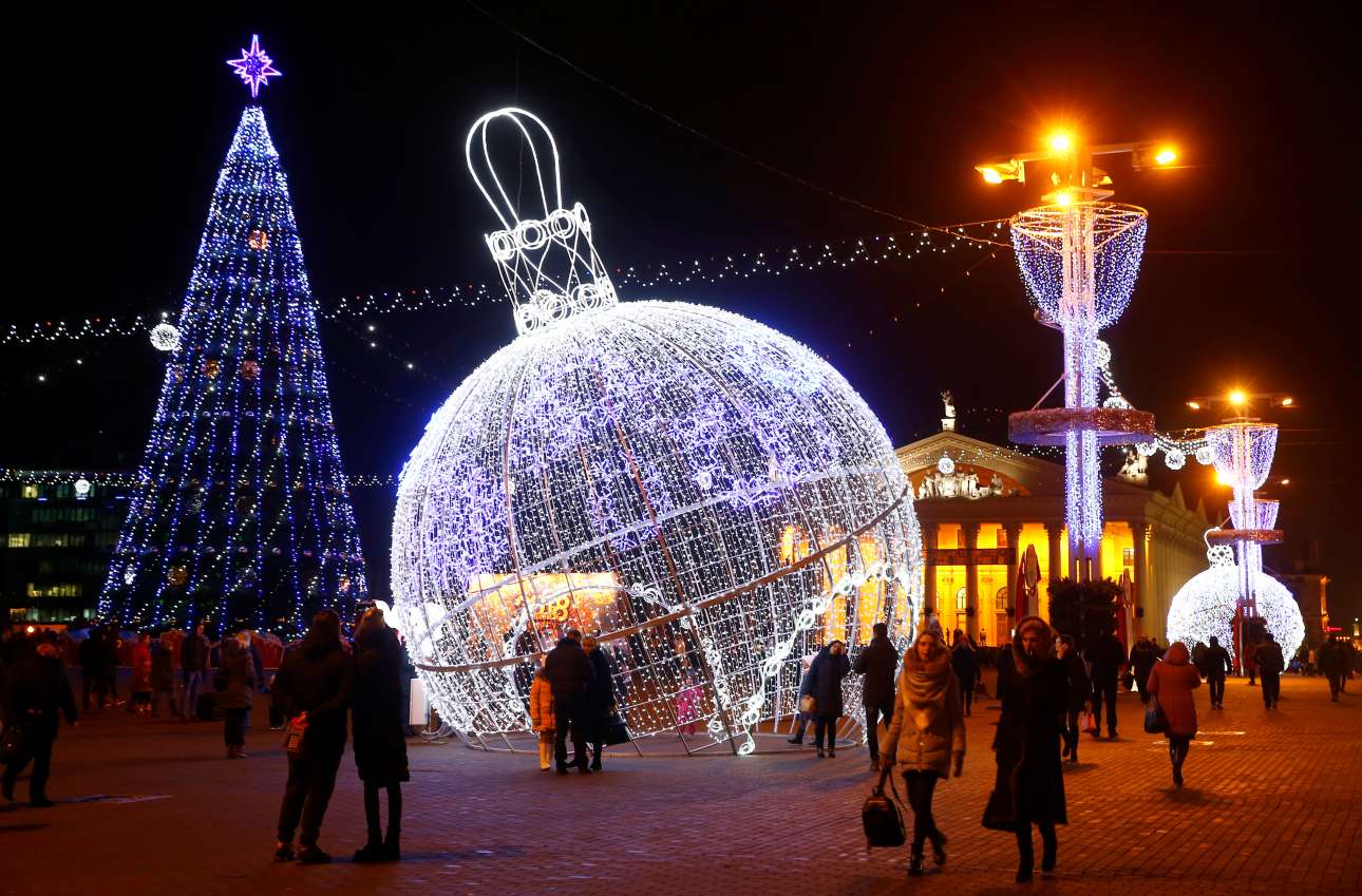 Μία πελώρια χριστουγεννιάτικη μπάλα κοσμεί την πλατεία Oktyabrskaya του Μινσκ, στη Λευκορωσία