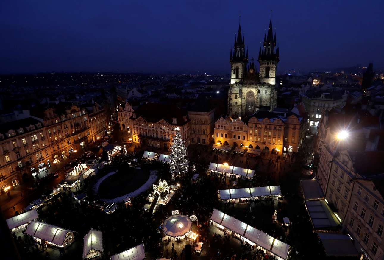 Η παραδοσιακή χριστουγεννιάτικη αγορά στην Πλατεία της Παλιάς Πόλης στην Πράγα