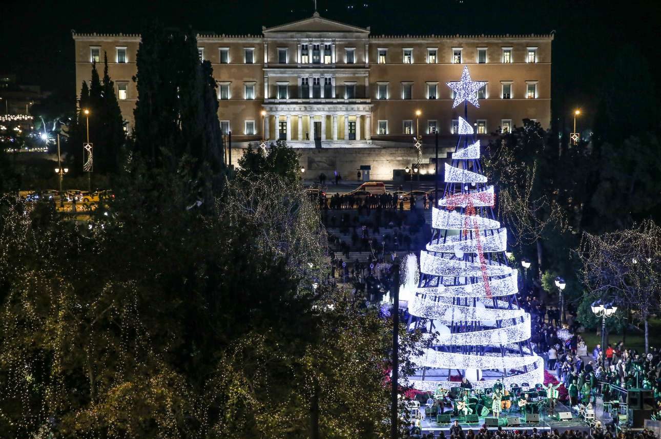 Το χριστουγεννιάτικο δέντρο φτιαγμένο από εκατοντάδες φωτάκια που κοσμεί την πλατεία Συντάγματος