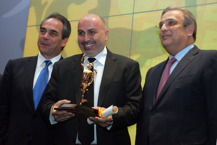 Ο Γιώργος Κορρές (κέντρο) με το βραβείο του «Νέου Επιχειρηματία» για το 2009. Δεξιά του ο τότε υπουργός Οικονομικών Γιάννης Παπαθανασίου και αριστερά του ο πρόεδρος του ΕΒΕΑ Κωνσταντίνος Μίχαλος (ΑΠΕ-ΜΠΕ/ΜΑΡΓΑΡΙΤΑ ΚΙΑΟΥ)