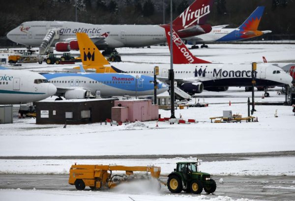 Αεροπλάνα στο έδαφος, λόγω χιονοπτώσεων (REUTERS/Phil Noble)