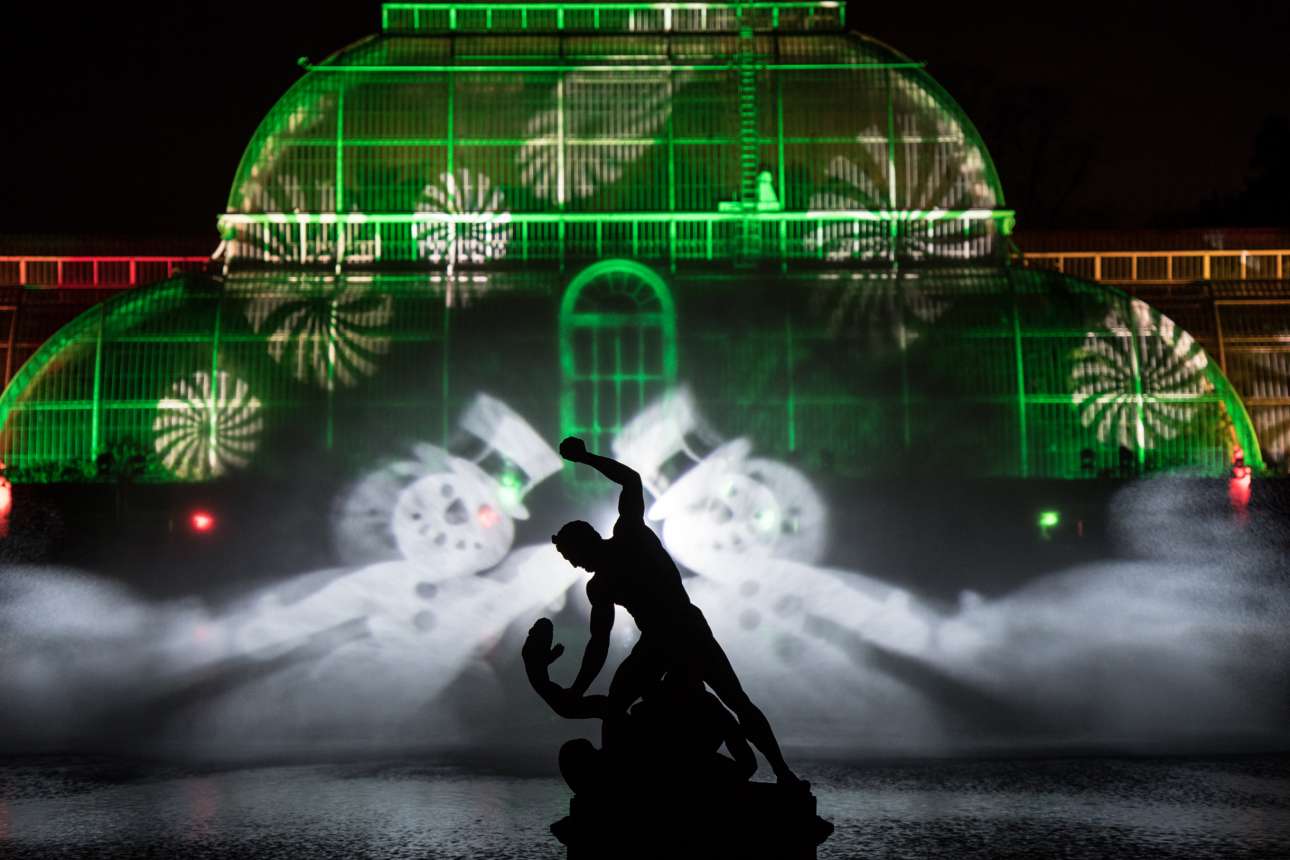 Φαντασμαγορικό σόου με φώτα έξω από τους βοτανικούς κήπους Kew Gardens του Λονδίνου