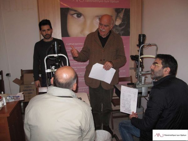 Οι οφθαλμίατροι εξετάζουν κρατούμενους, σε μια προηγούμενη δράση του Πανεπιστημίου