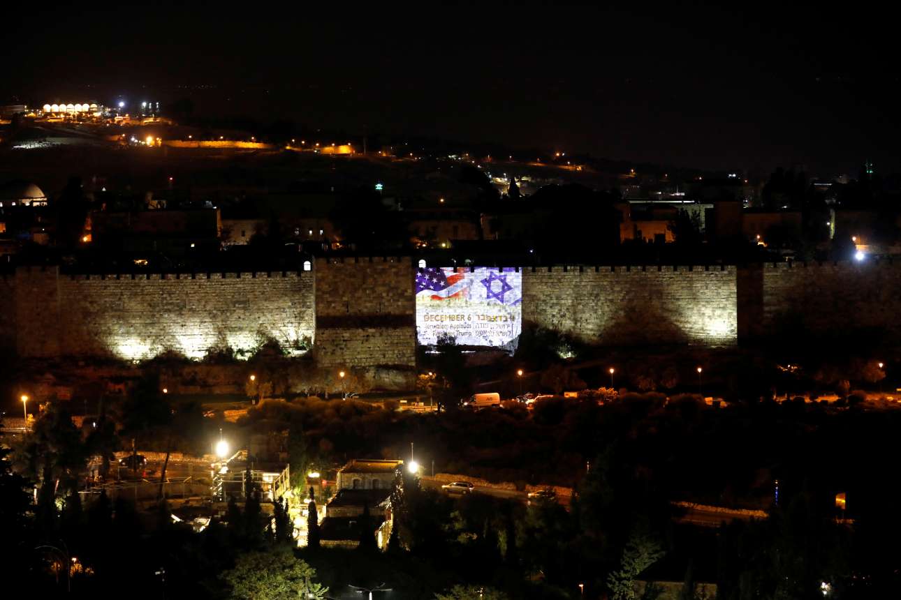 Οι σημαίες του Ισραήλ και των ΗΠΑ (κατά τη διάρκεια του διαγγέλματος Τραμπ) διακρίνονται σε προτζέκτορα στα τείχη της Παλιάς Πόλης της Ιερουσαλήμ (φωτό: REUTERS/ Ronen Zvulun)