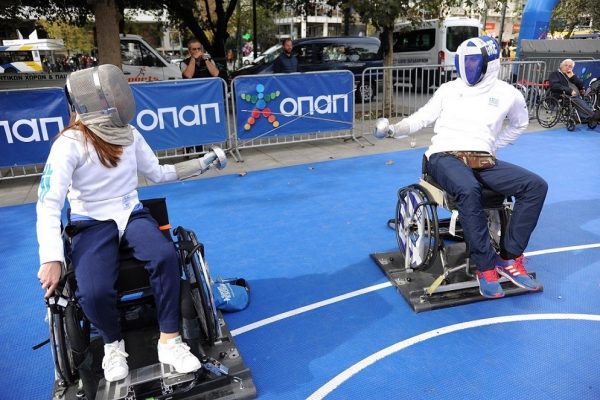 Επίδειξη ξιφασκίας με αμαξίδιο