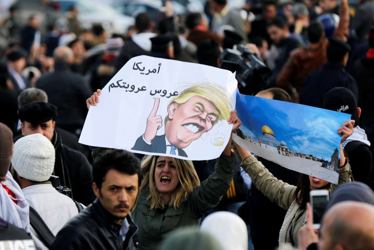Συγκέντρωση διαμαρτυρίας κοντά στην πρεσβεία των ΗΠΑ στο Αμάν της Ιορδανίας φωτό: REUTERS/ Muhammad Hamed)