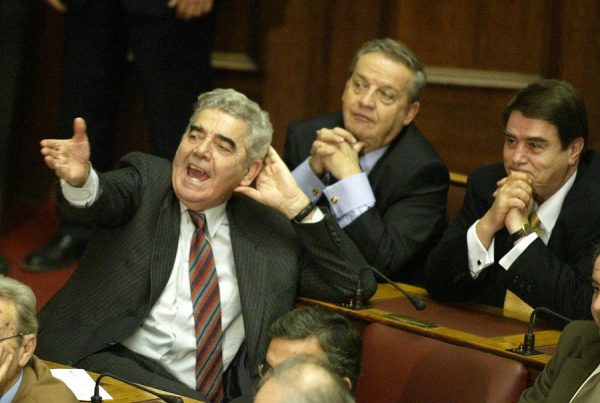 Ï âïõëåõôÞò Âáóßëçò Êåäßêïãëïõ (Á) óå óôéãìÞ Ýíôïíçò áíôßäñáóçò êáôÜ ôôçíääéÜñêåéá ôçò ïìéëßáò ôïõ ðñùèõðïõñãïý óôçí óõíåäñßáóç ôçò ïëïìÝëåéáò ôçò âïõëÞò ãéá ôïí êñáôéêü ðñïûðïëïãéóìïý ôïõ 2004, ðïõ ïëïêëçñþíåôáé ôá ìåóÜíõ÷ôá ìå ïíïìáóôéêÞ øçöïöïñßá, ÄåõôÝñá 22 Äåêåìâñßïõ 2003. ÁÐÅ/ ÁËÅÎÁÍÄÑÏÓ ÂËÁ×ÏÓ