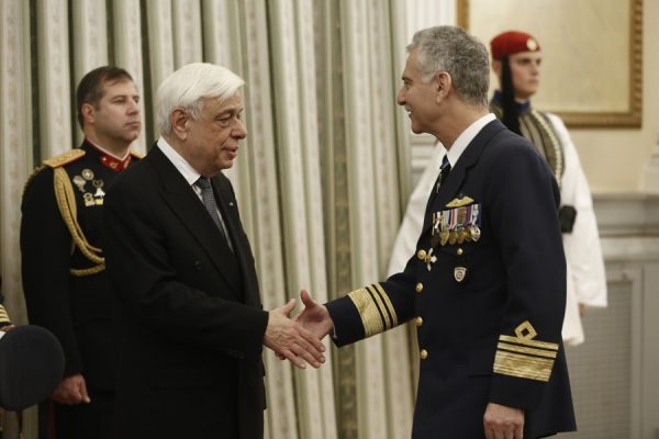 O Πρόεδρος της Δημοκρατίας δέχεται ευχές για τη νέα χρονιά από τον ΑΓΕΑ Αντιπτέραρχο Χρήστο Χριστοδούλου, στο Προεδρικό Μέγαρο. Δευτέρα 1η Ιανουαρίου 2018 (ΑΠΕ-ΜΠΕ/ΑΛΕΞΑΝΔΡΟΣ ΒΛΑΧΟΣ)