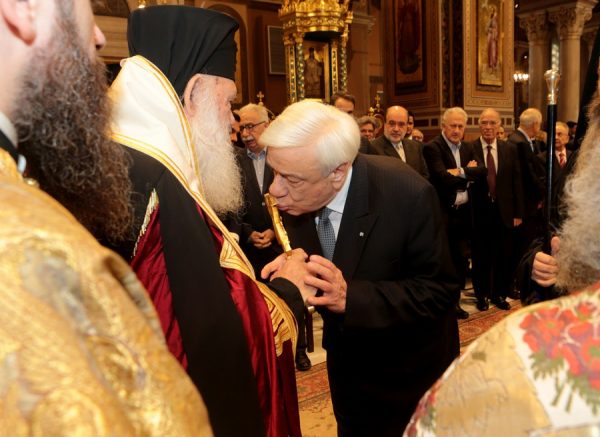 Ο Προκόπης Παυλόπουλος στον Καθεδρικό Ναό Αθηνών όπου τελέστηκε Δοξολογία για το νέο έτος (ΑΠΕ-ΜΠΕ/Παντελής Σαίτας)