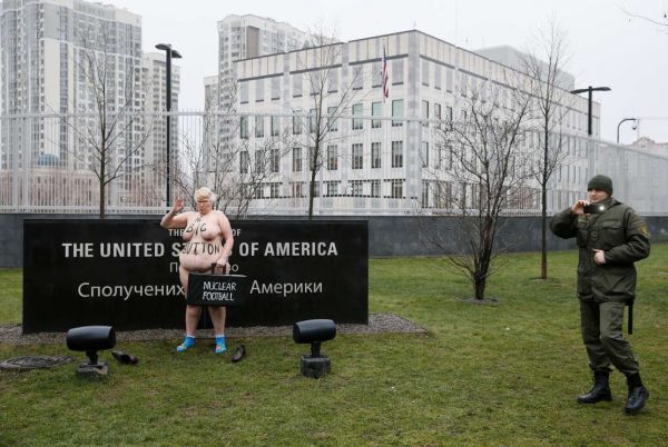 2018-01-05T093859Z_565223116_RC1E82AA0D90_RTRMADP_3_UKRAINE-PROTEST-TRUMP