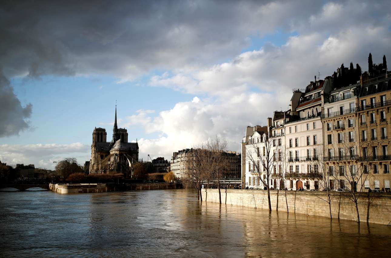 O καιρός άνοιξε, αλλά το Παρίσι συνεχίζει να απειλείται από τα νερά του Σηκουάνα