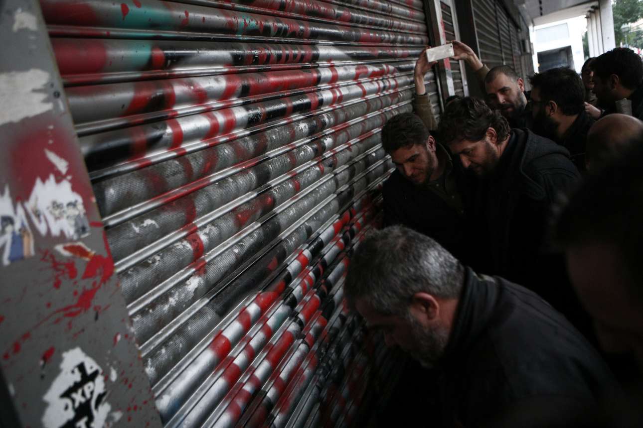 Τα μέλη του ΠΑΜΕ κατά την επιχείρηση εισόδου τους SOOC)