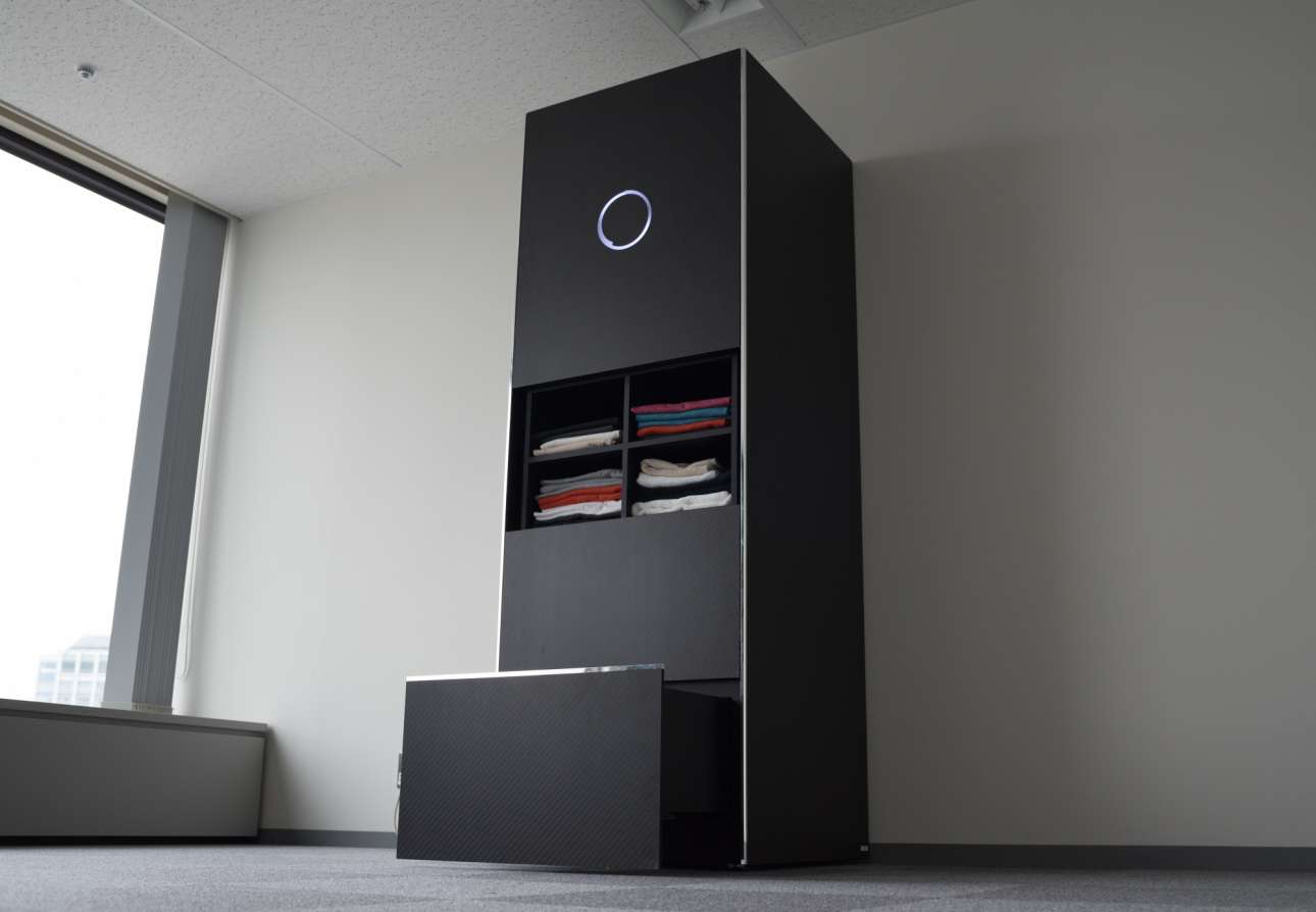 Αφήνεις τα ρούχα στο μεγάλο κάτω συρτάρι του Laudroid και εκείνο τα διπλώνει και τα τοποθετεί στα ράφια