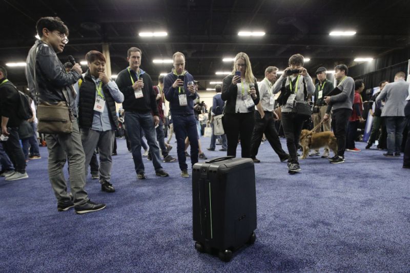 H εικονιζόμενη ForwardX’s CX-1 ειναι μια βαλίτσα που κινείται μόνη της και ακολουθεί τον κάτοχο της