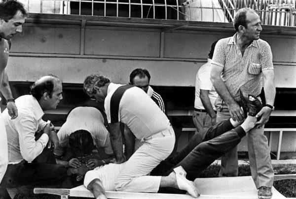 1981, ο Γκιούλα Λόραντ, προπονητής του ΠΑΟΚ, πέφτει νεκρός στην Τούμπα, στο παιχνίδι με τον Ολυμπίακό
