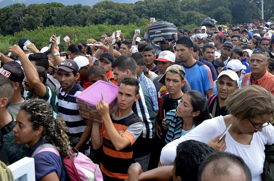epa06509836 A handout photo made available by the the newspaper La Opinion shows thousands of Venezuelans entering Colombia through the Simon Bolivar international bridge in Cucuta, Colombia, 09 February 2018. Thousands of Venezuelans are trying to enter Colombia through the border crossing of Cucuta on the Simon Bolivar international bridge as new tighter border controls are being implemented. EPA/Edinsson Figueroa/ HANDOUT HANDOUT EDITORIAL USE ONLY/NO SALES