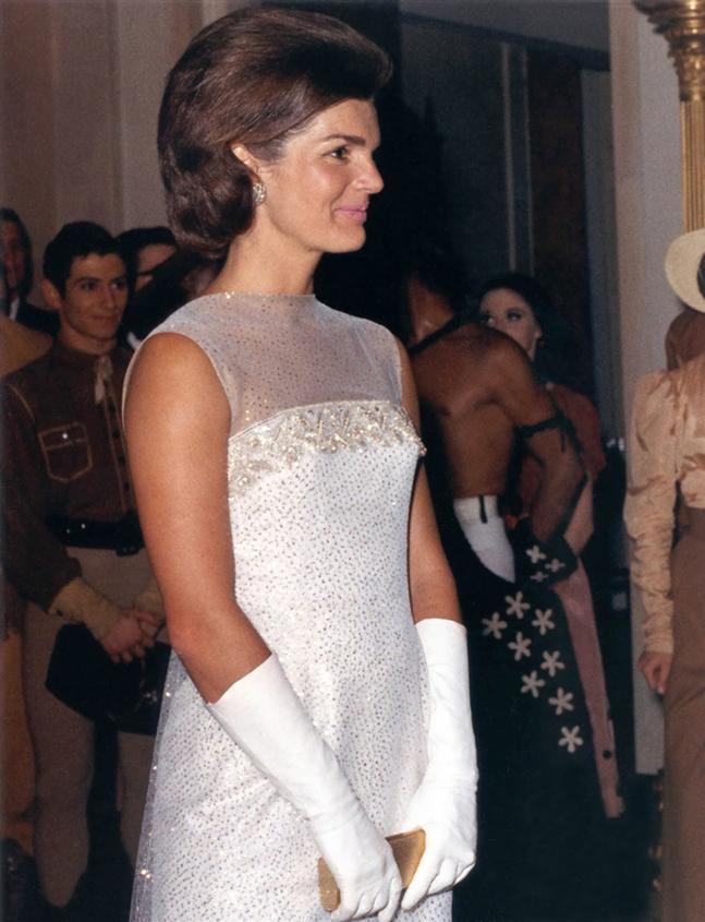 Jacqueline_Kennedy_after_State_Dinner,_22_May_1962-Robert Knudsen-Wikipedia