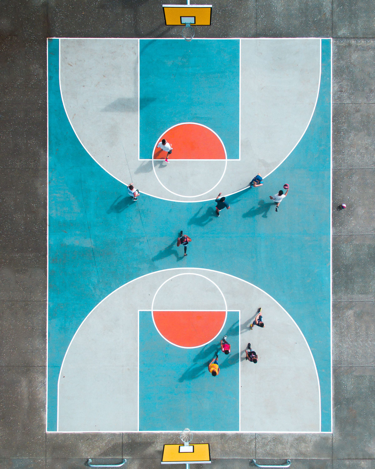 Πρώτο βραβείο, κατηγορία Πορτρέτο (Επαγγελματίες). Τα «κρυμμένα» γήπεδα μπάσκετ του Οκλαντ στη Νέα Ζηλανδία ανακάλυψε από αέρος η φωτογράφος