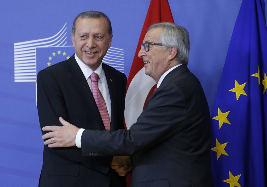 epa04964739 European Commission President Jean Claude Juncker (R) speaks to the media as he welcomes Turkish President Recep Tayyip Erdogan at the EU Commission in Brussels, Belgium, 05 October 2015. The European Union is expected to ask Turkey for help in stemming the flow of refugees reaching the bloc, during a visit to Brussels by President Recep Tayyip Erdogan at which issues such as Ankara's record on human rights are also expected to surface. EPA/OLIVIER HOSLET