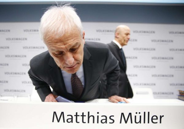 «Γράφουν σωστά το όνομά μου;». Ο Μίλερ αστειεύεται προτού ξεκινήσει η συνέντευξη Τύπου (REUTERS/Hannibal Hanschke)