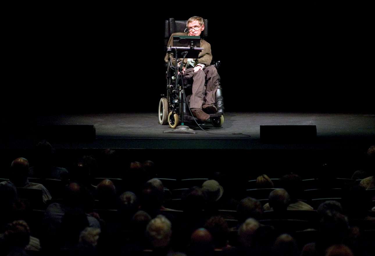 2018-03-14T035419Z_1571772702_RC145AD0A790_RTRMADP_3_PEOPLE-HAWKING