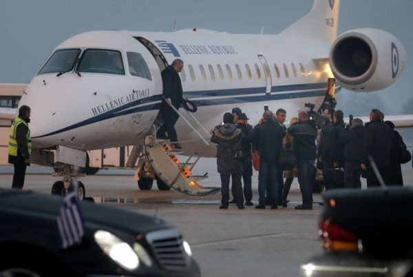 Η σκάλα κατέβηκε, ο έλληνας υπουργός εξέρχεται του αεροσκάφους (ΤΟΣΙΔΗΣ ΔΗΜΗΤΡΗΣ/ΙnTimeNews)