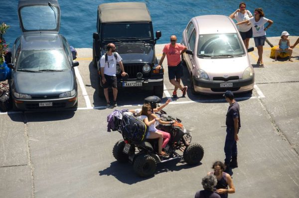 «Γουρούνα», φορτωμένη με μπαγκάζια (ΧΑΛΚΙΟΠΟΥΛΟΣ ΝΙΚΟΣ/InTimeNews)