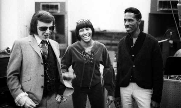 Αριστερά ο Φιλ Σπέκτορ, η Τίνα, ο Αϊκ, στα Gold Star Studios του LA, το 1966 (Getty)