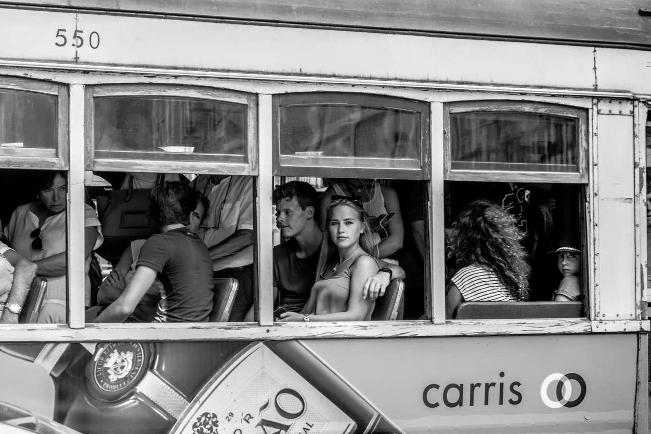 Φιναλίστ κατηγορία Ανθρωποι. Επιβάτες σε τραμ της Λισαβόνας. Η κοπέλα όπως φαίνεται έχει εντοπίσει τον φωτογράφο...