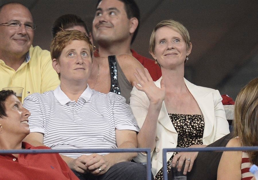 epa03844312 US actress Cynthia Nixon (R) sits with wife Christine Marinoni (L) on the fifth day of the 2013 US Open Tennis Championship at the USTA National Tennis Center in Flushing Meadows, New York, USA, 30 August 2013. The US Open runs through 09 September, a 15-day schedule for the first time. EPA/ANDREW GOMBERT