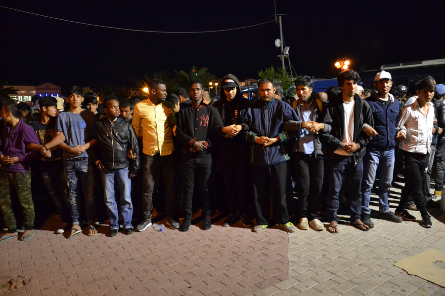 Πρόσφυγες και μετανάστες που πλέον είναι στην πλατεία Σαπφούς στο κέντρο της Μυτιλήνης, είναι περισσότεροι από τις άλλες μέρες, αφού σε ενίσχυση των όσων βρισκόταν εκεί κατέβηκαν και άλλοι από τον καταυλισμό της Μόριας, και σχημάτισαν τριπλές κυκλικές ανθρώπινες αλυσίδες, προκειμένου να αμυνθούν, των πολιτών που αντιδρούν, βάζοντας στο κέντρο τους γυναίκες και παιδιά που συμμετέχουν στη κινητοποίηση, Κυριακή 22 Απριλίου 2018. Μεγάλη ομάδα πολιτών με κυρίαρχα στελέχη του ακροδεξιού χώρου και οργανωμένους οπαδούς ποδοσφαιρικής ομάδας επιτίθενται σε ομάδα προσφύγων κυρίως από το Αφγανιστάν που για πέμπτη μέρα έχει καταλάβει την πλατεία Σαπφούς. ΑΠΕ ΜΠΕ/ΑΠΕ ΜΠΕ/STR