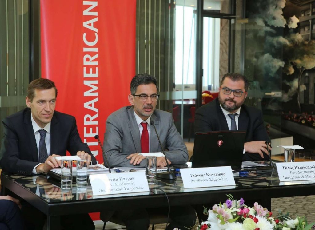 Στο πάνελ των ομιλητών ο Γιάννης Καντώρος διευθύνων σύμβουλος INTERAMERICAN, δεξιά του ο Martin Hargas γενικός διευθυντής οικονομικών υπηρεσιών και αριστερά του ο Τάσος Ηλιακόπουλος, γενικός διευθυντής πωλήσεων & marketing