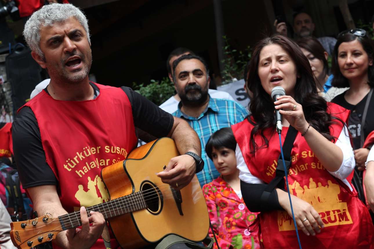 Οι εναπομείνατες και, βασικά, ελεύθεροι Yorum, τραγουδούν στην Αγκυρα, στη συναυλία κατά της απαγόρευσης των συναυλιών τους (Getty)
