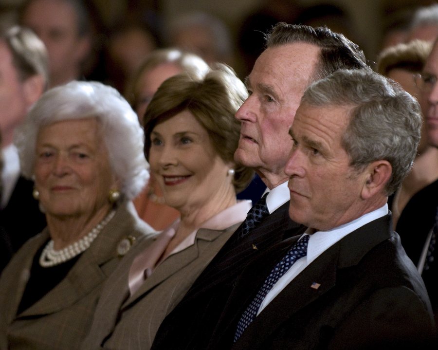 epa01592976 United States President George W. Bush (R), former United States President George H.W. Bush (2nd R), First Lady Laura Bush (2nd L) and former first lady Barbara Bush (L) listen to remarks at Reception in Honor of the Points of Light Institute in the East Room of the White House in Washington, D.C. on 07 January 2009. US President George W Bush met his successor, Barack Obama, along with three former presidents, over lunch on 07 January to offer advice and wish him well. Joining Bush and Obama were Jimmy Carter, George HW Bush and Bill Clinton. It was the first gathering of all living presidents at the White House since 1981, spokeswoman Dana Perino said. The former presidents were expected to share their experiences with the incoming one, including policy in the Middle East and on other topics. EPA/RON SACHS / POOL . . .